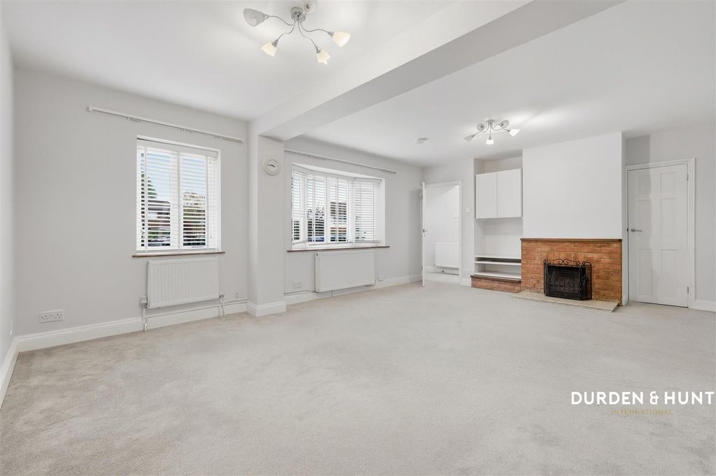 Property photo 2 of 25 Green Glade