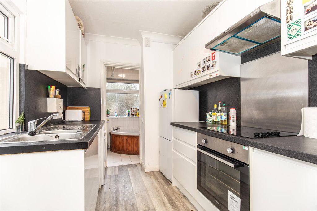 Property photo 2 of 11 Kitchen