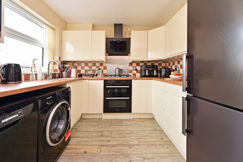 Property photo 3 of 26 Kitchen