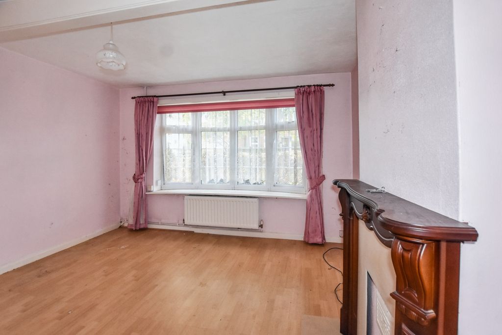 Property photo 3 of 16 19 Escott Gardens, Mottingham, London, Se9 4Bq