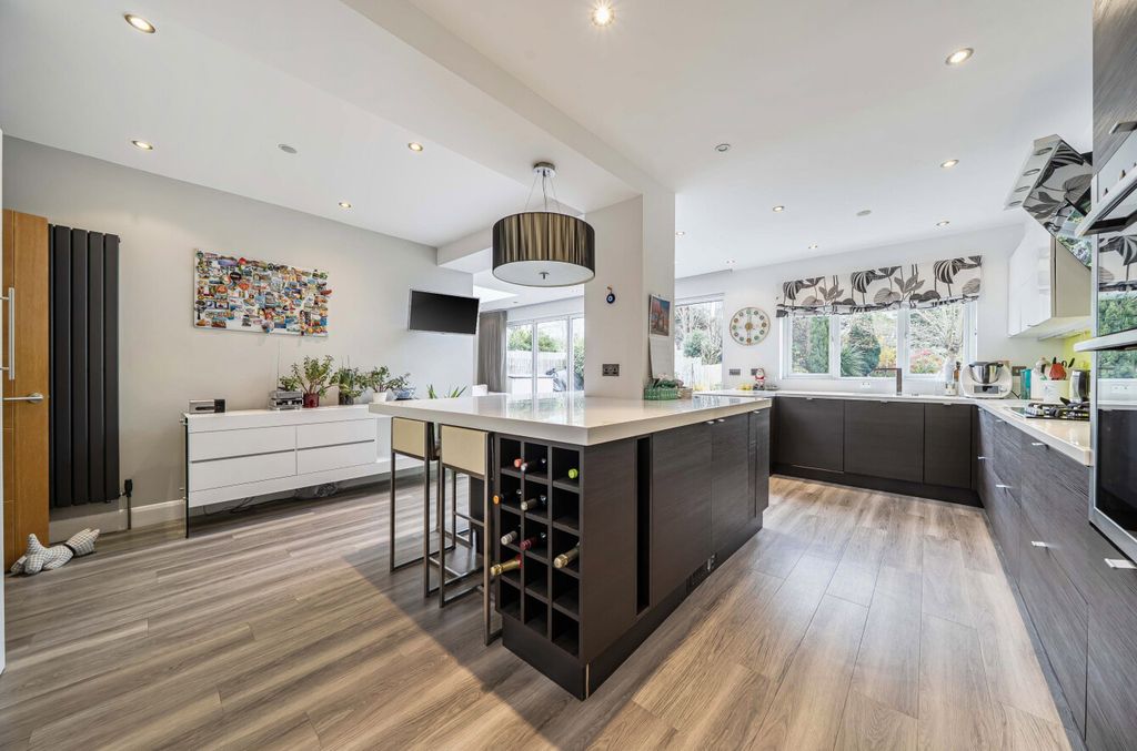 Property photo 3 of 23 1437887-12-69cd5B...