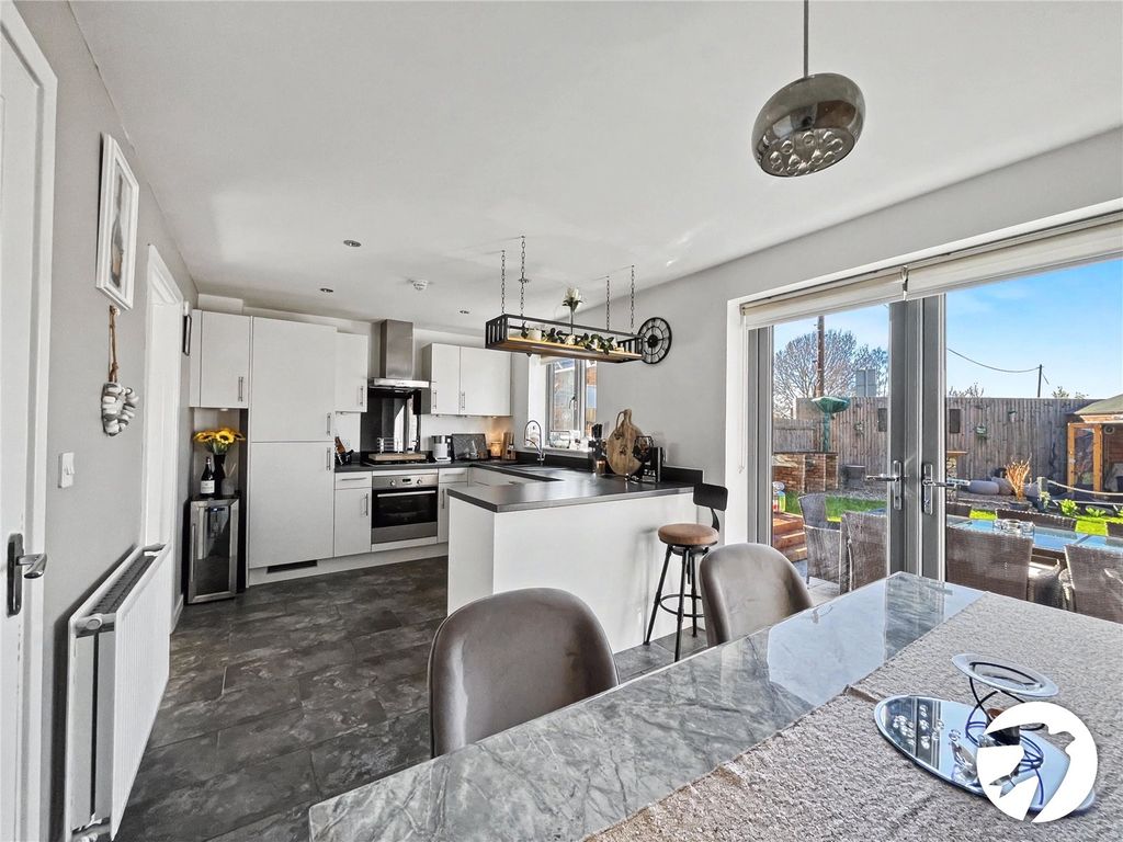 Property photo 2 of 35 Picture No. 12