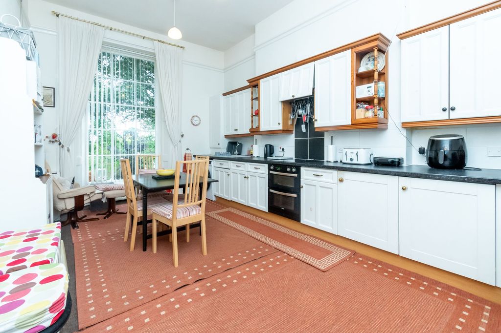 Property photo 2 of 25
