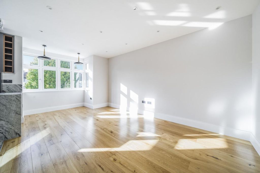 Property photo 3 of 16 Picture 3