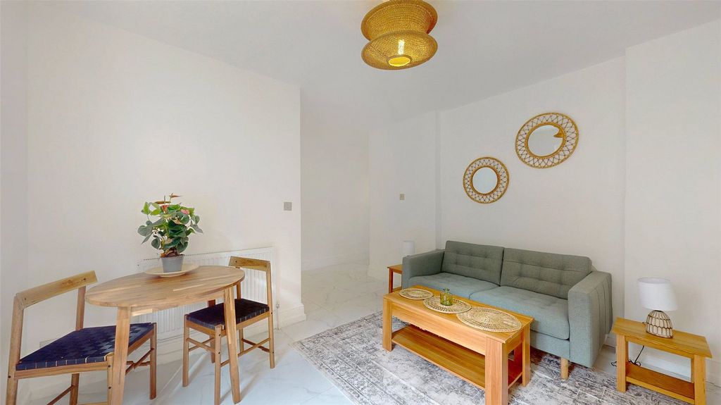 Property photo 3 of 11 Reception