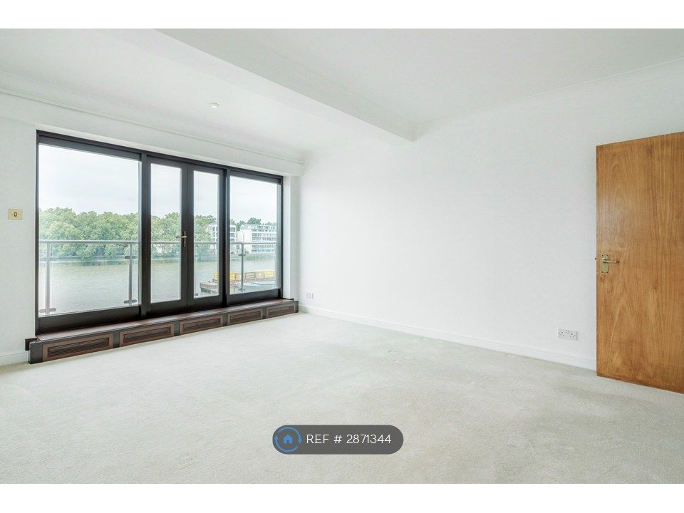 Property photo 2 of 34 Sitting Room With Thames View
