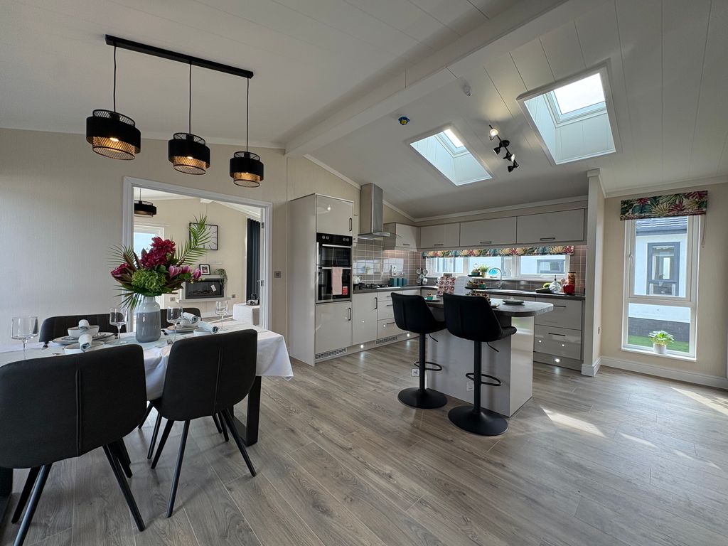 Property photo 1 of 17 Kitchen/Dining