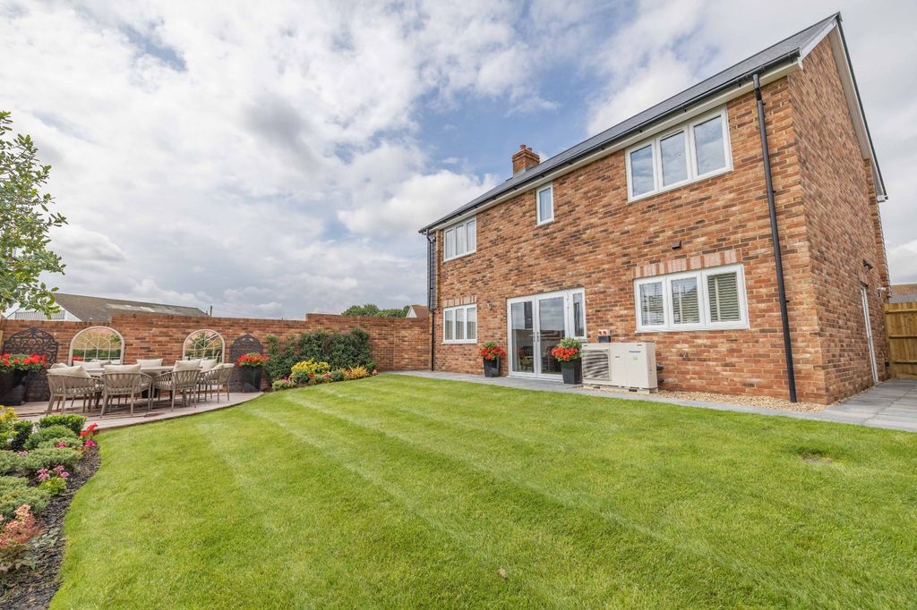 Property photo 1 of 24 Show Home