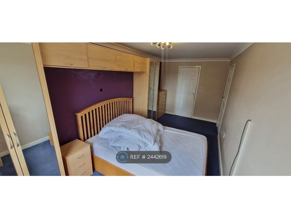 Property photo 2 of 18 Ensuite Bedroom