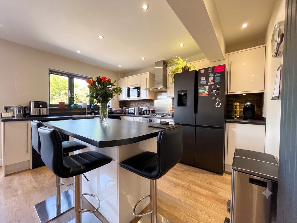 Property photo 3 of 17 5161812