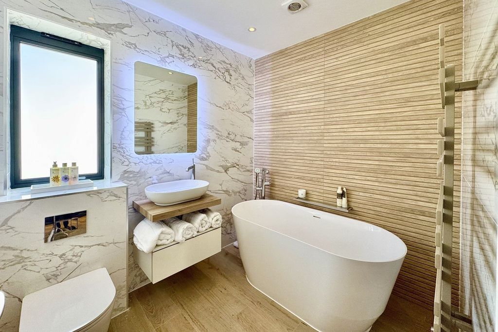 Property photo 3 of 28