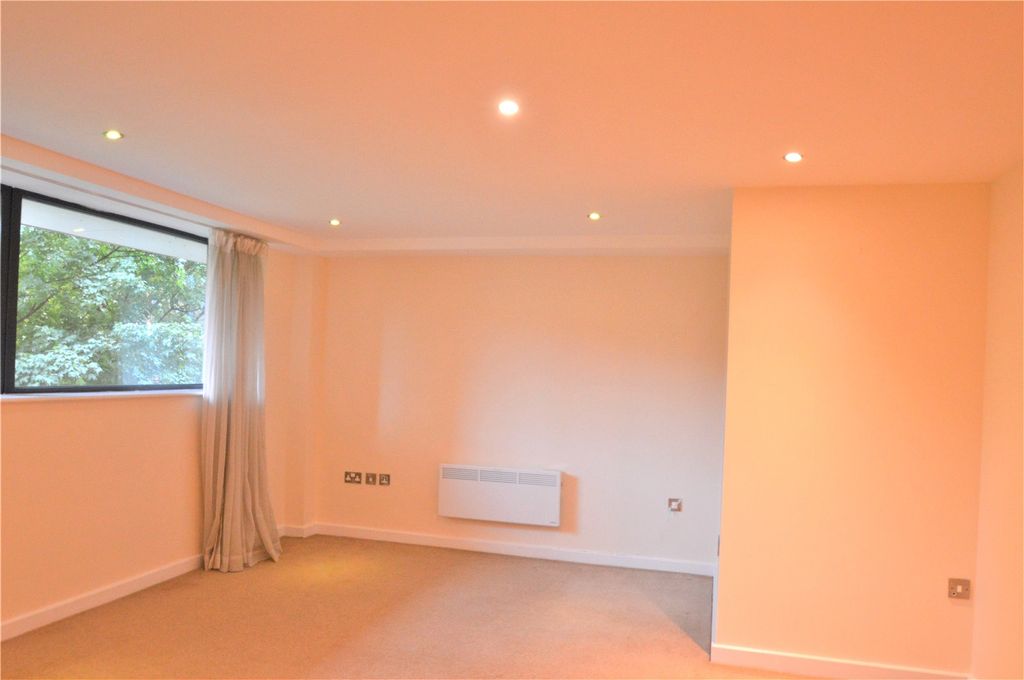 Property photo 3 of 6 Lounge