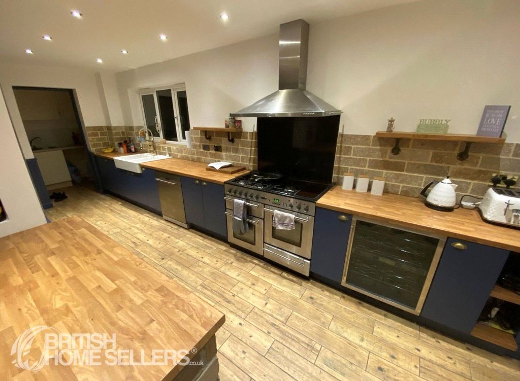 Property photo 2 of 19 Picture No. 14