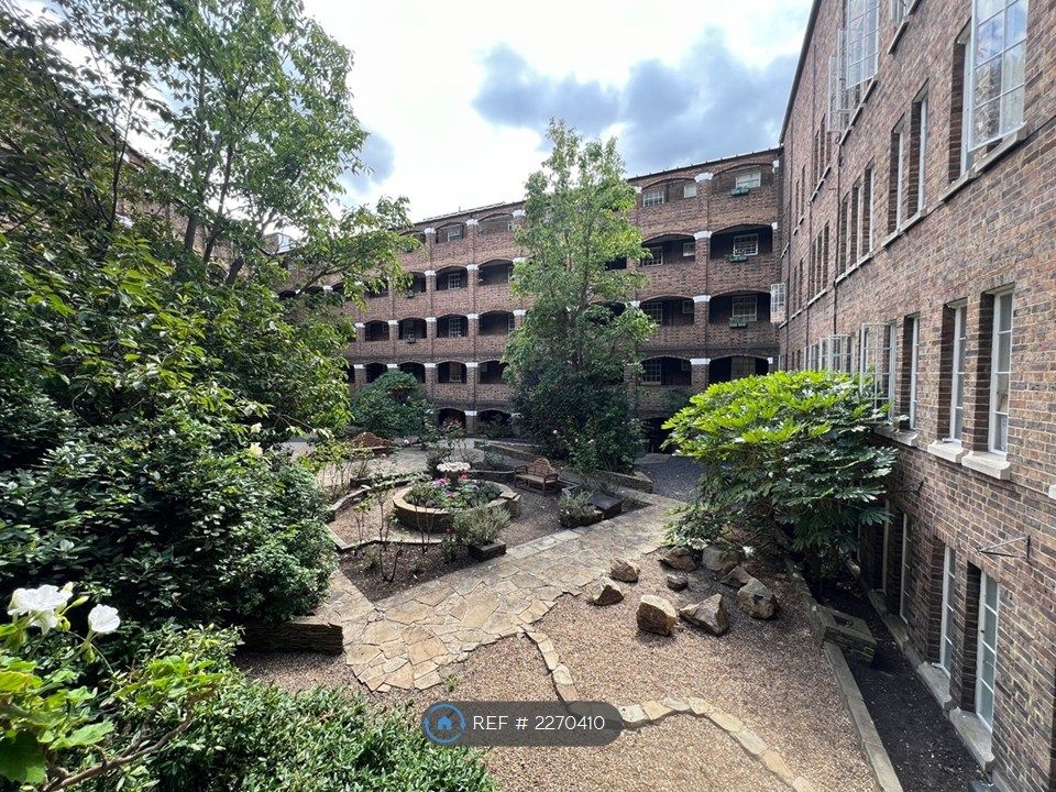Property photo 3 of 10 Communal Courtyard Garden