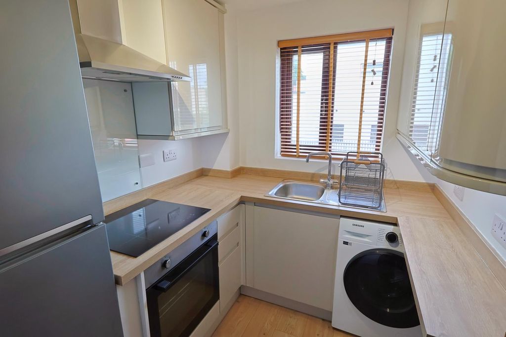 Property photo 2 of 7 Kitchen