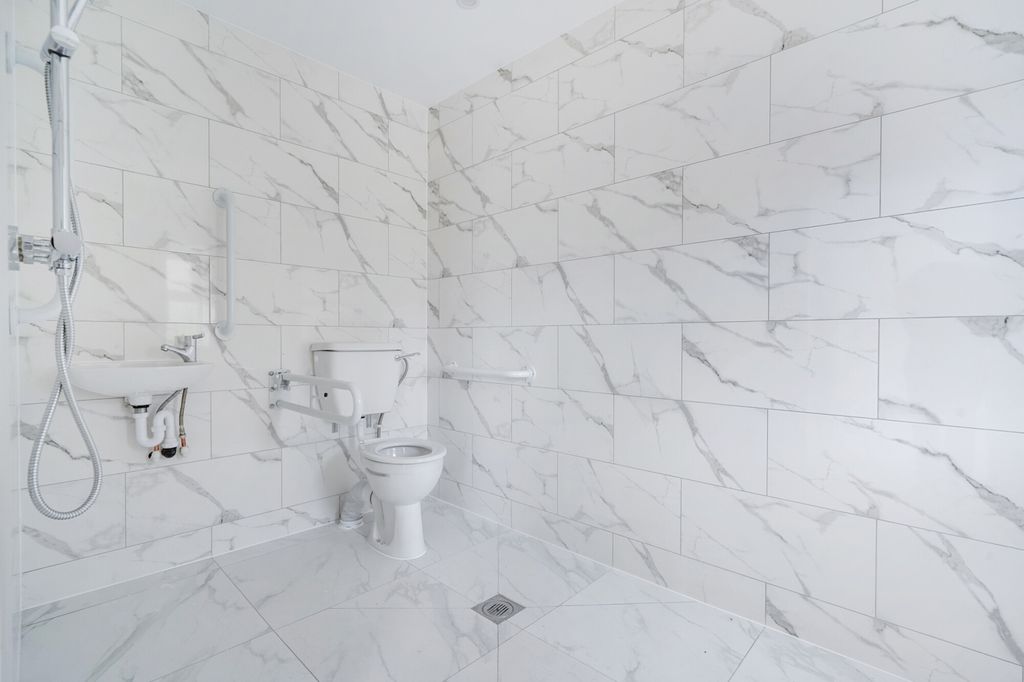 Property photo 3 of 10 Bathroom