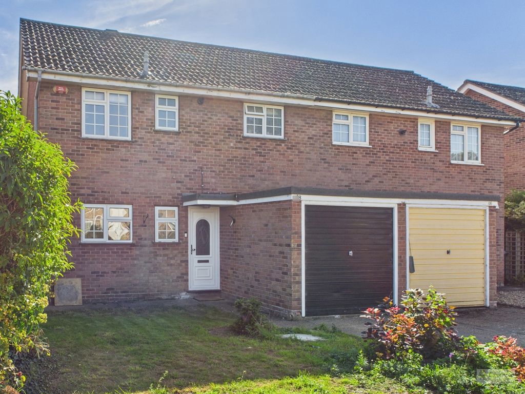 Property photo 1 of 16 Raven Close - Exterior - Ewemove Mildenhall