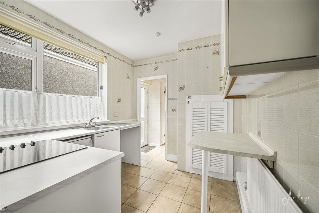 Property photo 3 of 18 Kitchen