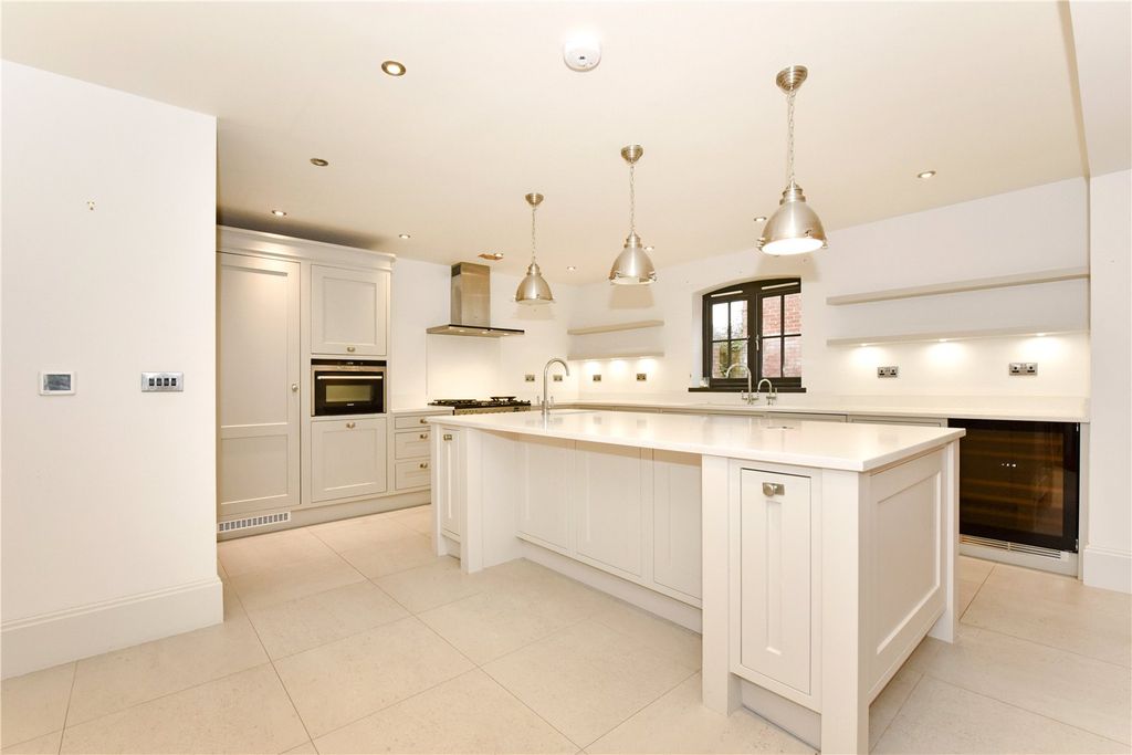 Property photo 1 of 10 Kitchen