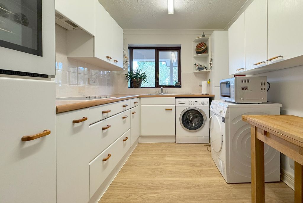 Property photo 3 of 7 9 Pg Kitchen