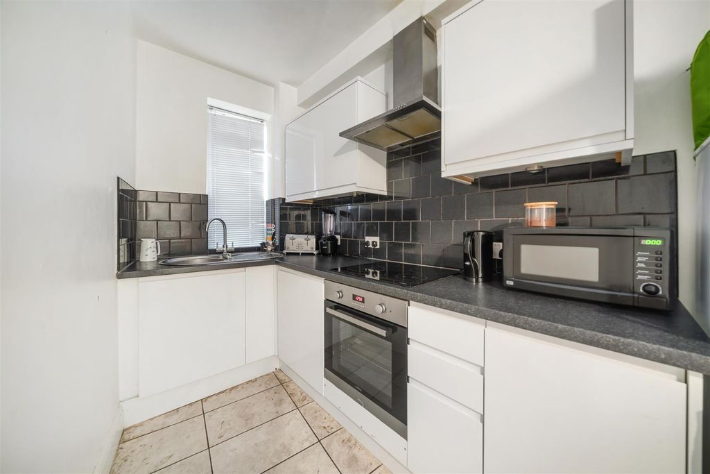 Property photo 3 of 6 Barton Court 1 W14 Ph7.Jpg