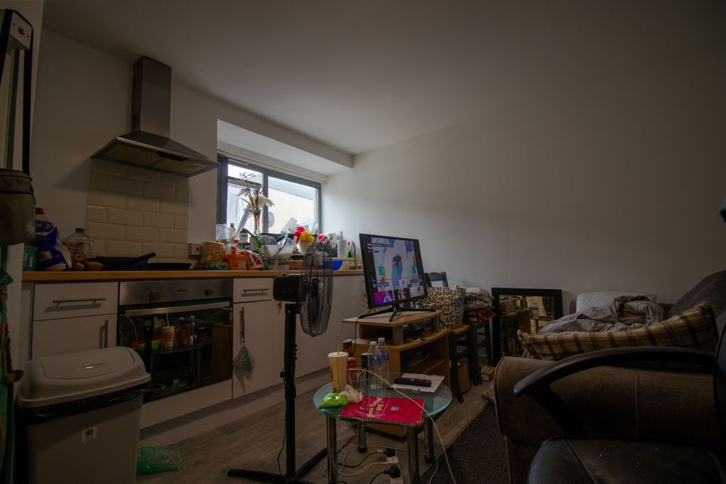 Property photo 3 of 9 Kitchen