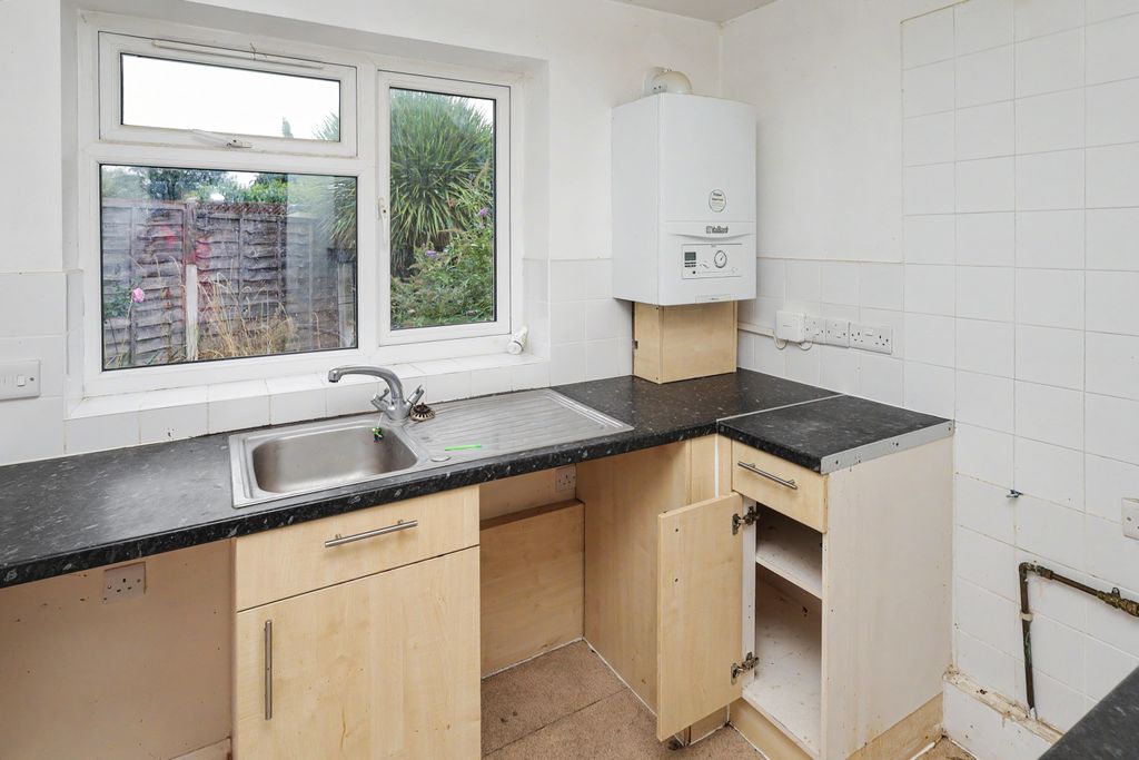 Property photo 3 of 17 82 Dryfield Road, Edgware, London, Ha8 9Ju