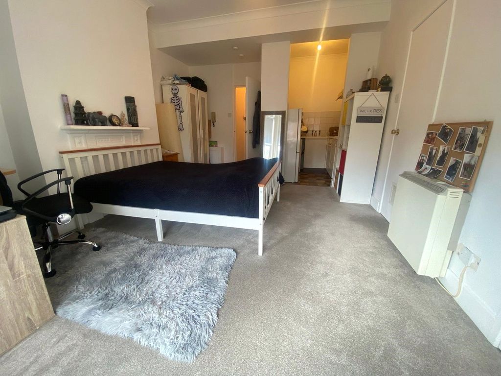 Property photo 3 of 5 Kingsbridge Court