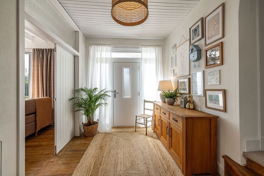 Property photo 2 of 34 Entrance Hall