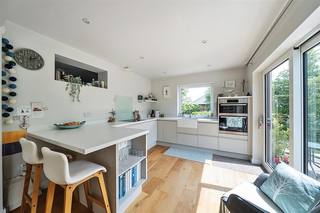 Property photo 3 of 19 Kitchen
