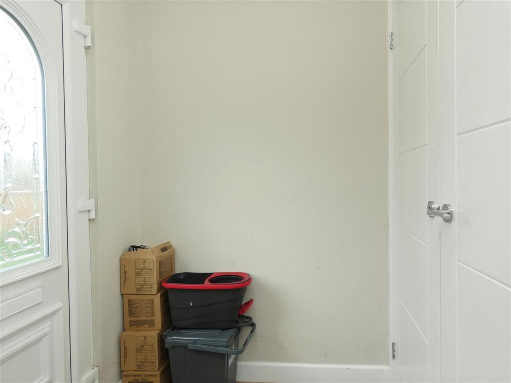 Property photo 3 of 14 Entrance Hall