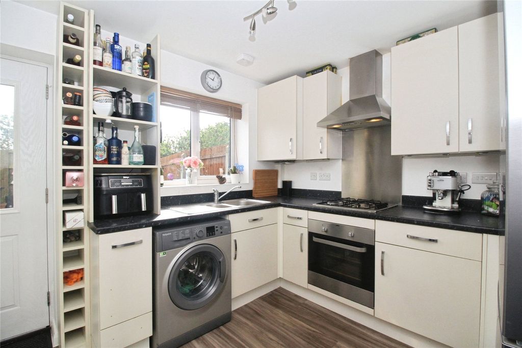 Property photo 3 of 9 Fitted Kitchen