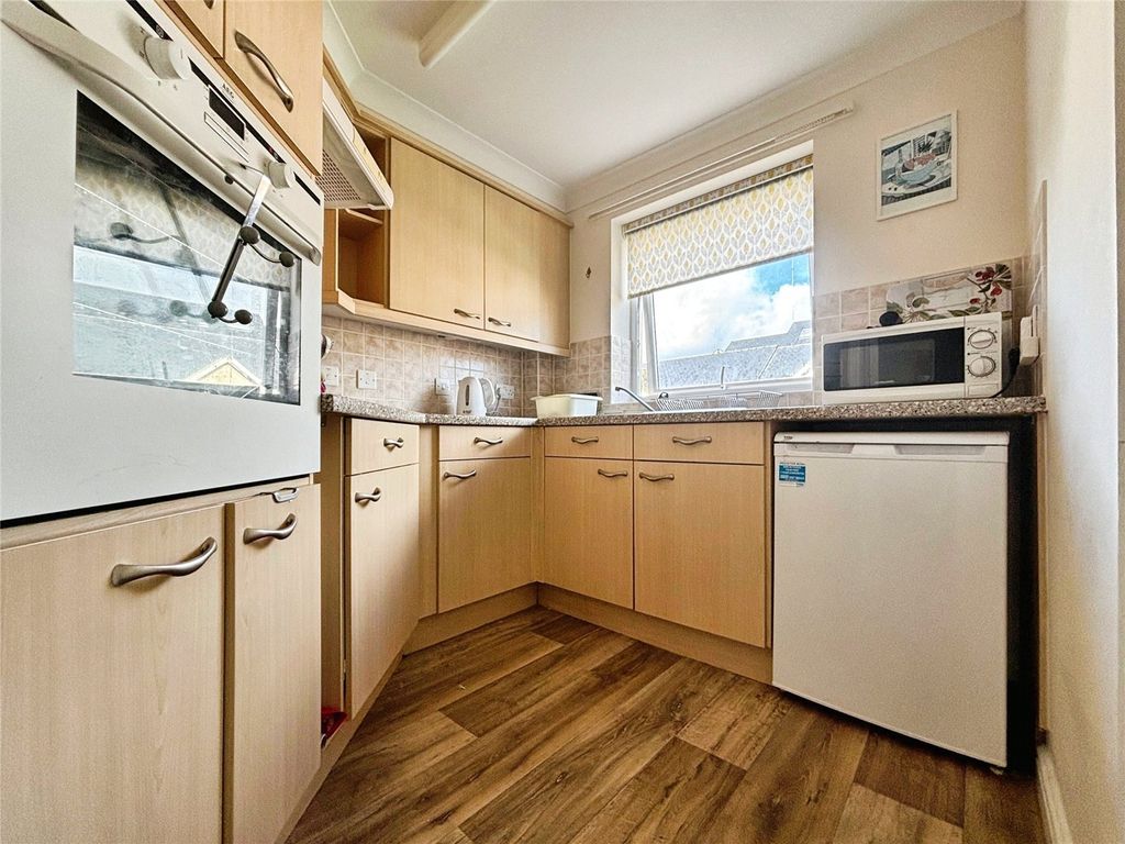 Property photo 3 of 8 Kitchen