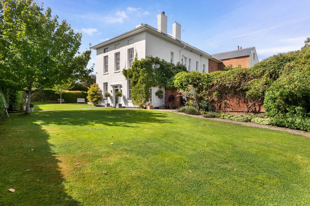Property photo 2 of 34