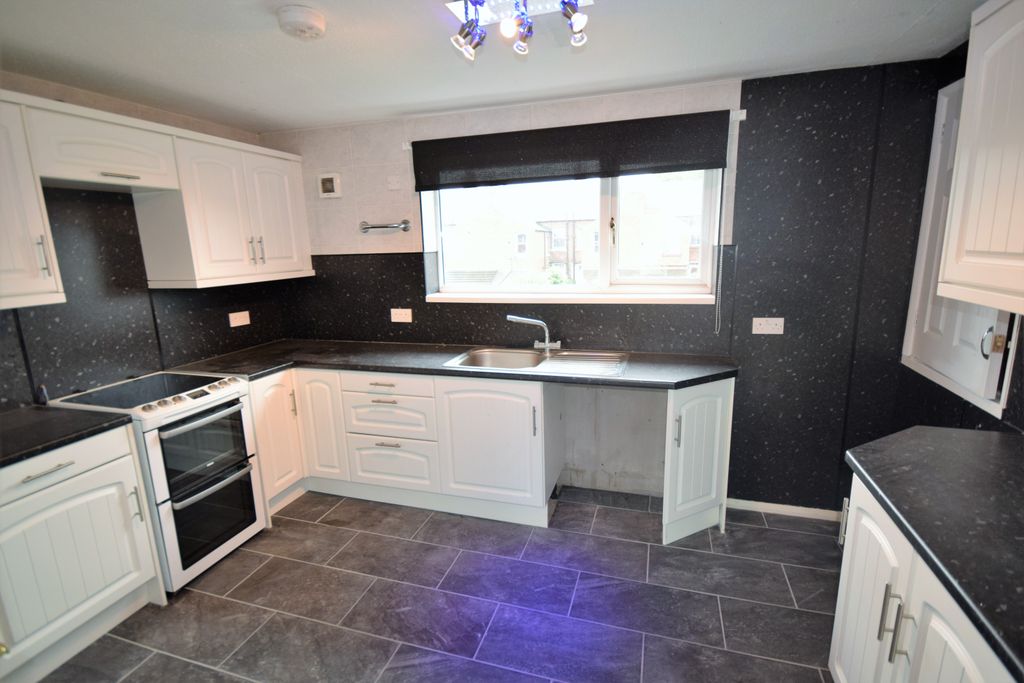 Property photo 3 of 9 Kitchen