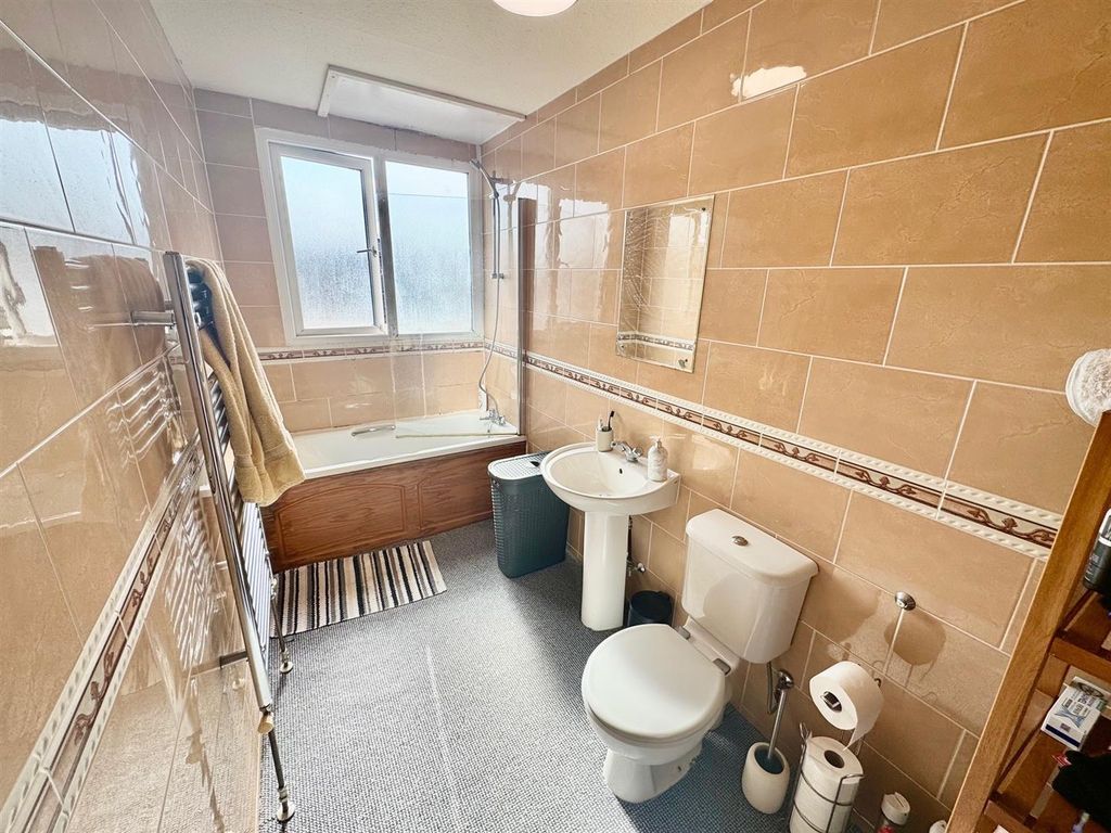 Property photo 3 of 11 Bathroom.Jpg
