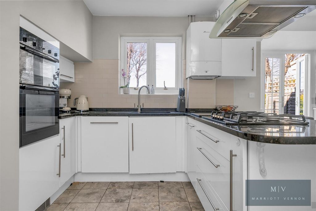 Property photo 3 of 16 Purley Bury Avenue 63 MV-7.Jpg