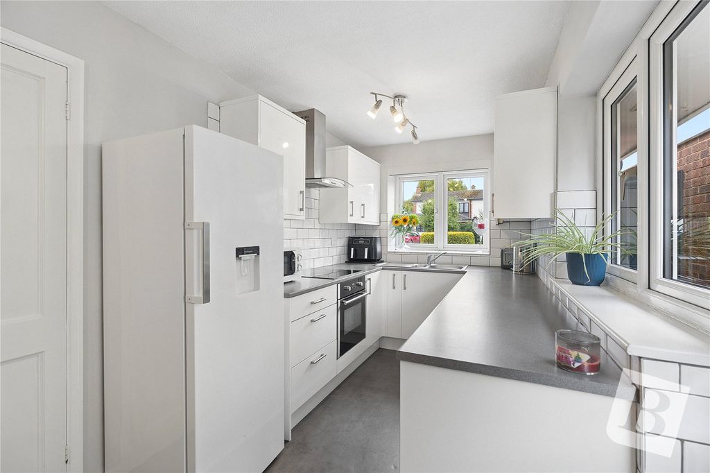 Property photo 3 of 18 Kitchen
