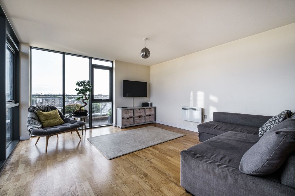 Property photo 1 of 14 Axminster Road