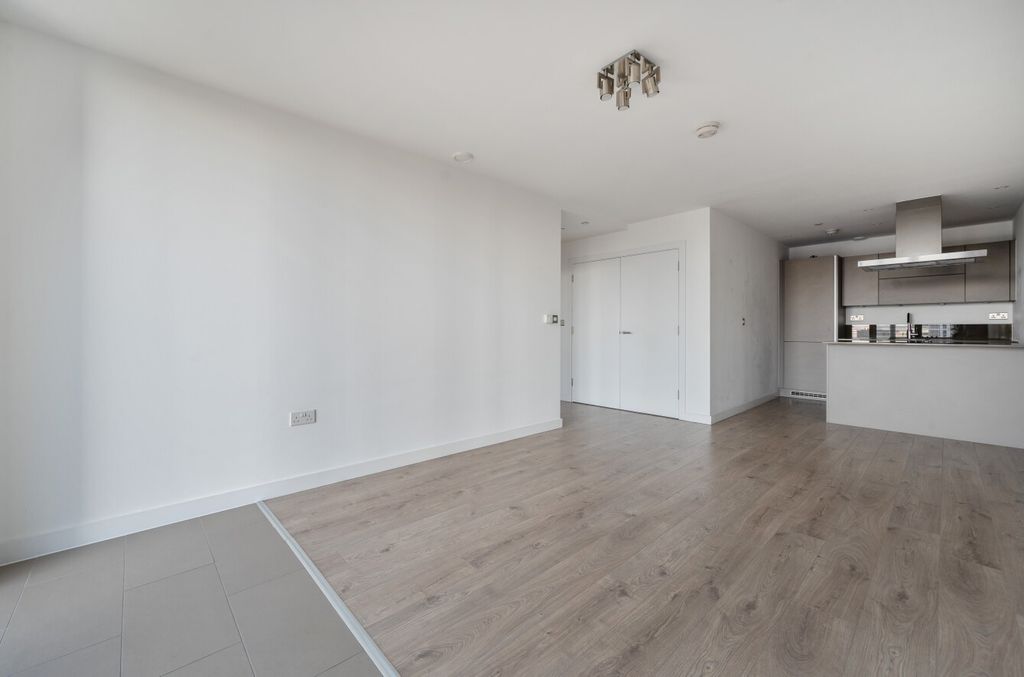 Property photo 3 of 16 1439873-17-69Ceb0...