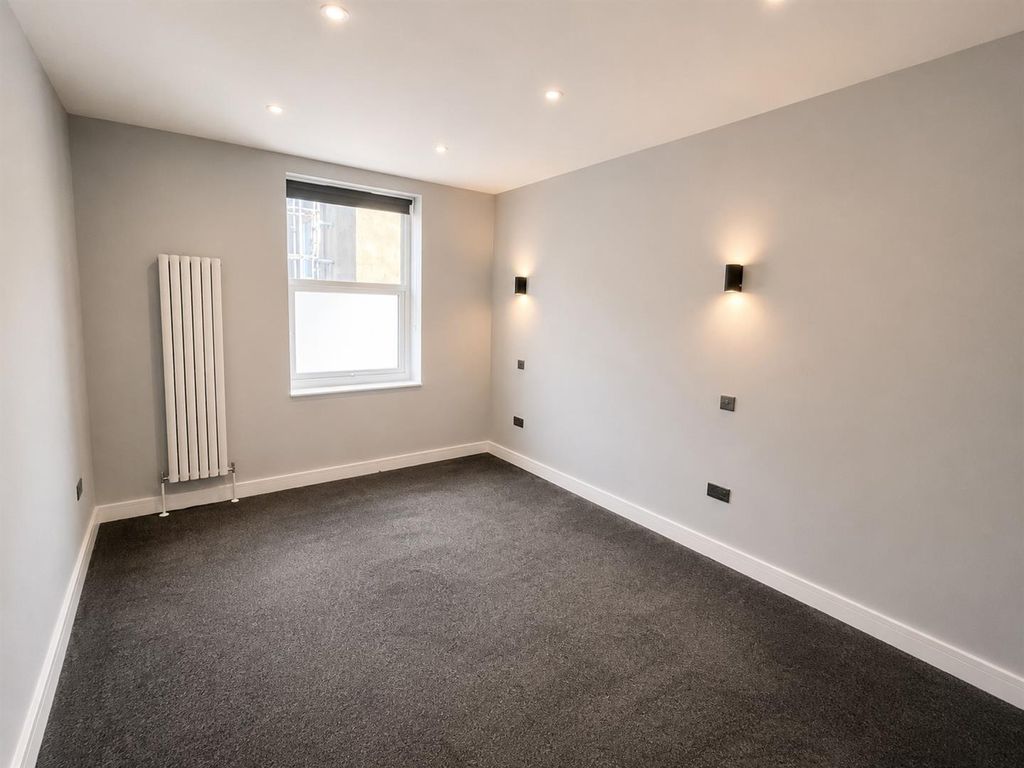 Property photo 3 of 5 Bedroom - F2 33 Duke St -2026.Jpg