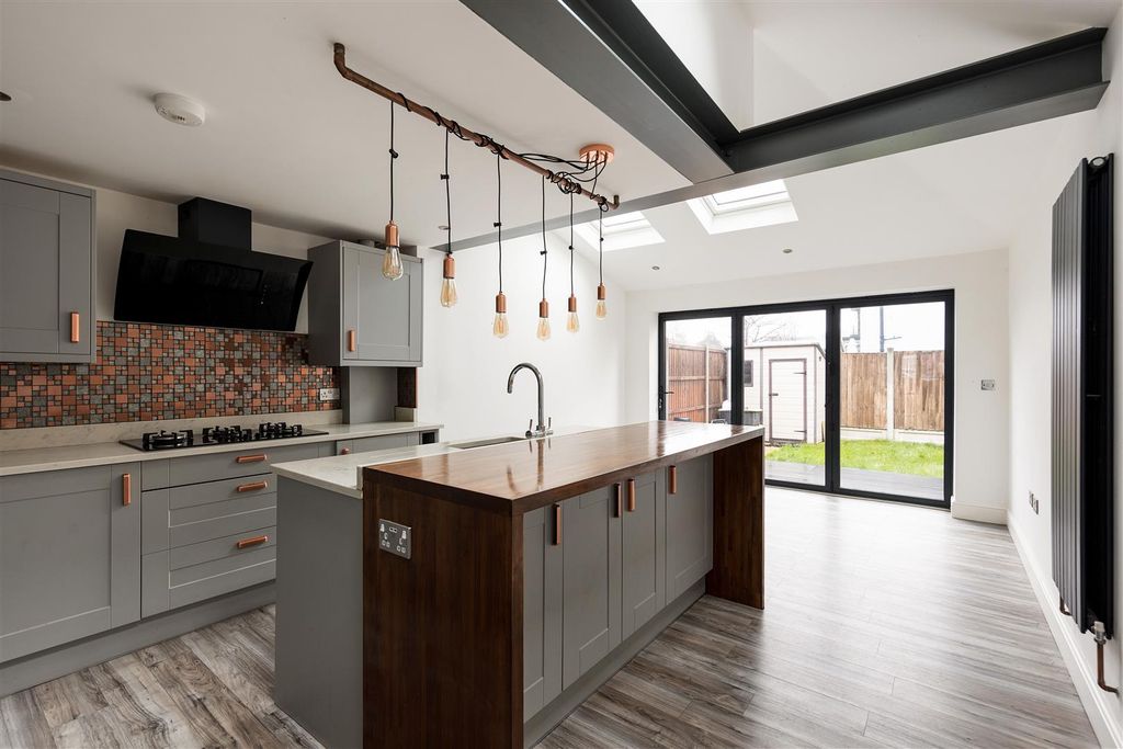 Property photo 2 of 27 New Road, E4