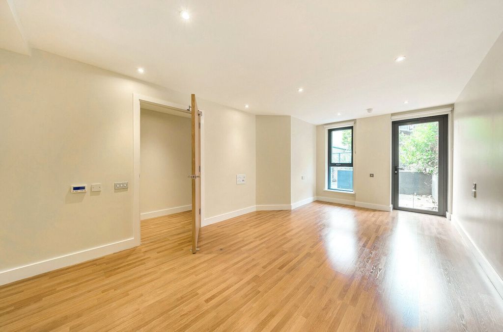 Property photo 2 of 14 1354172-9-68c182F...