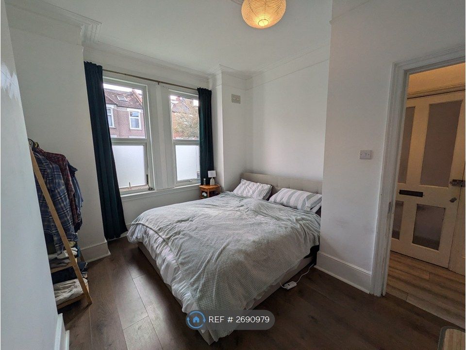 Property photo 2 of 12 Bedroom 01