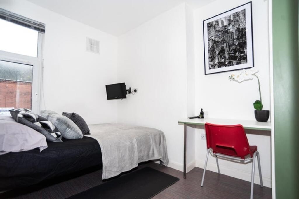 Property photo 1 of 12 This Inviting Double Bedroom Features A Comfortabl...