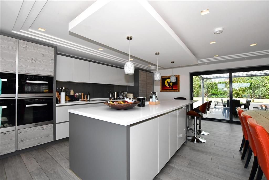 Property photo 1 of 19 Kitchen/Breakfast Area