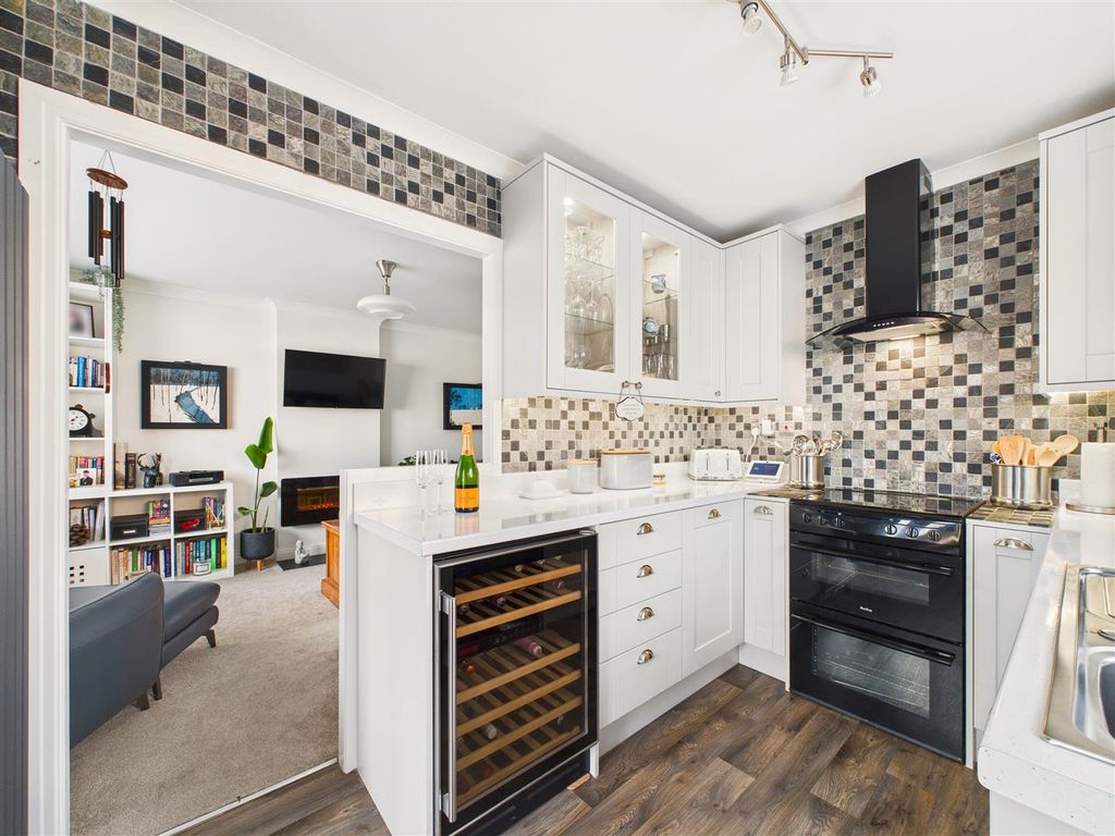 Property photo 2 of 14 Cam03303G0-Pr0291-Still008.Jpg