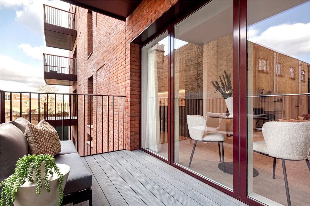 Property photo 3 of 7 Balcony