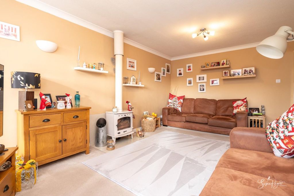 Property photo 3 of 31 Living Room