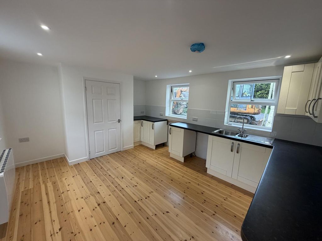 Property photo 3 of 12 Kitchen
